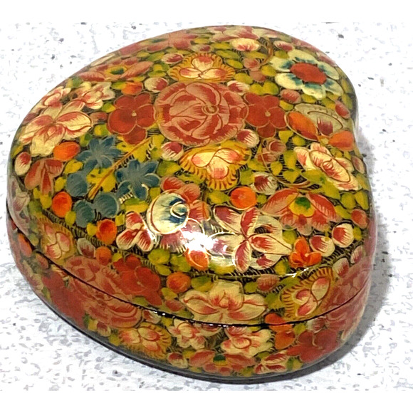 Heart shaped trinket box black lacquerware and floral decoupage keepsake holder - Picture 3 of 7